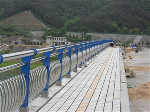 昌邑不锈钢桥梁护栏的特性及其在现代建筑中的应用